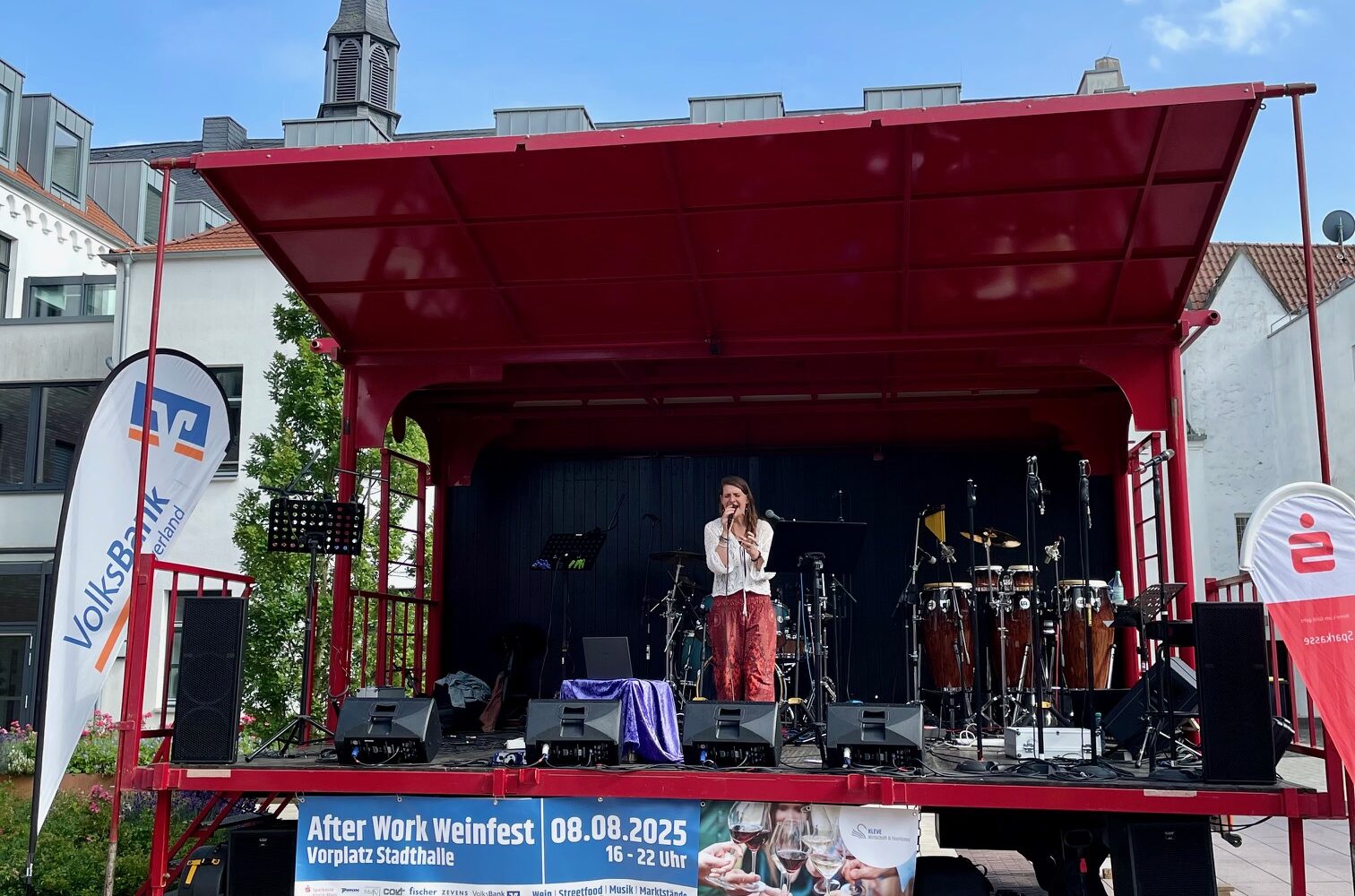 Sängerin auf einer roten Bühne.