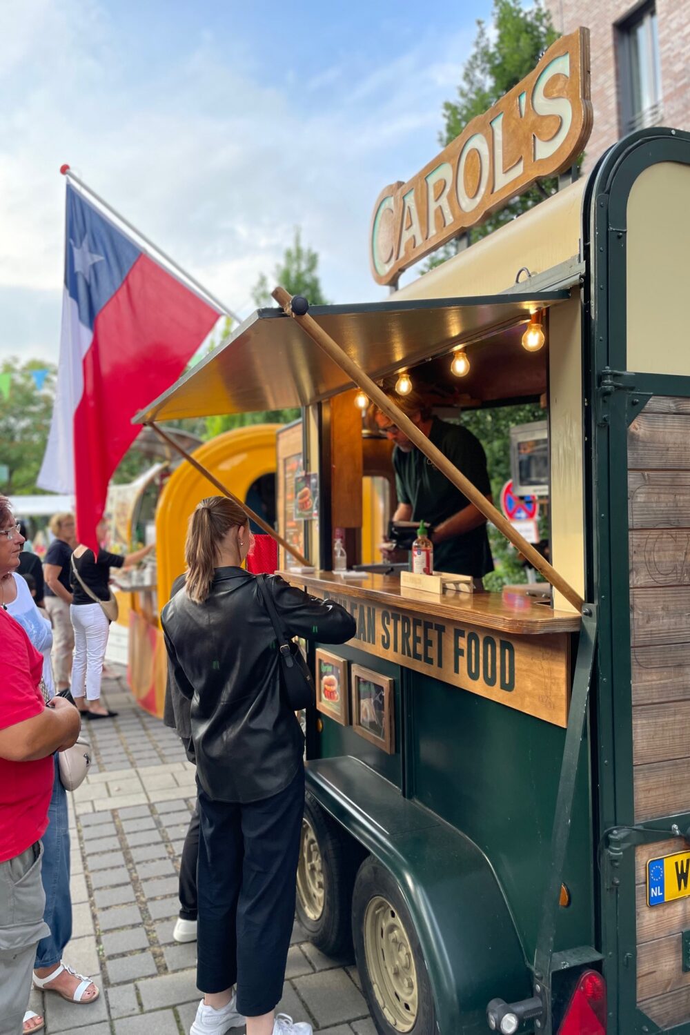 Frau an einem Foodtruck