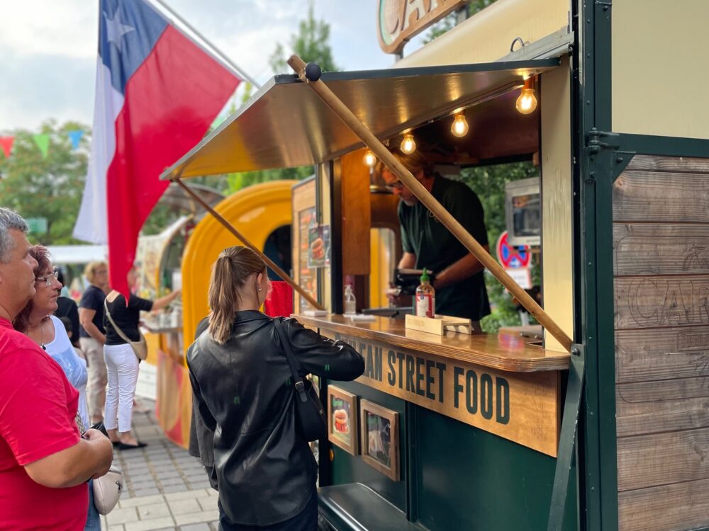 Frau an einem Foodtruck