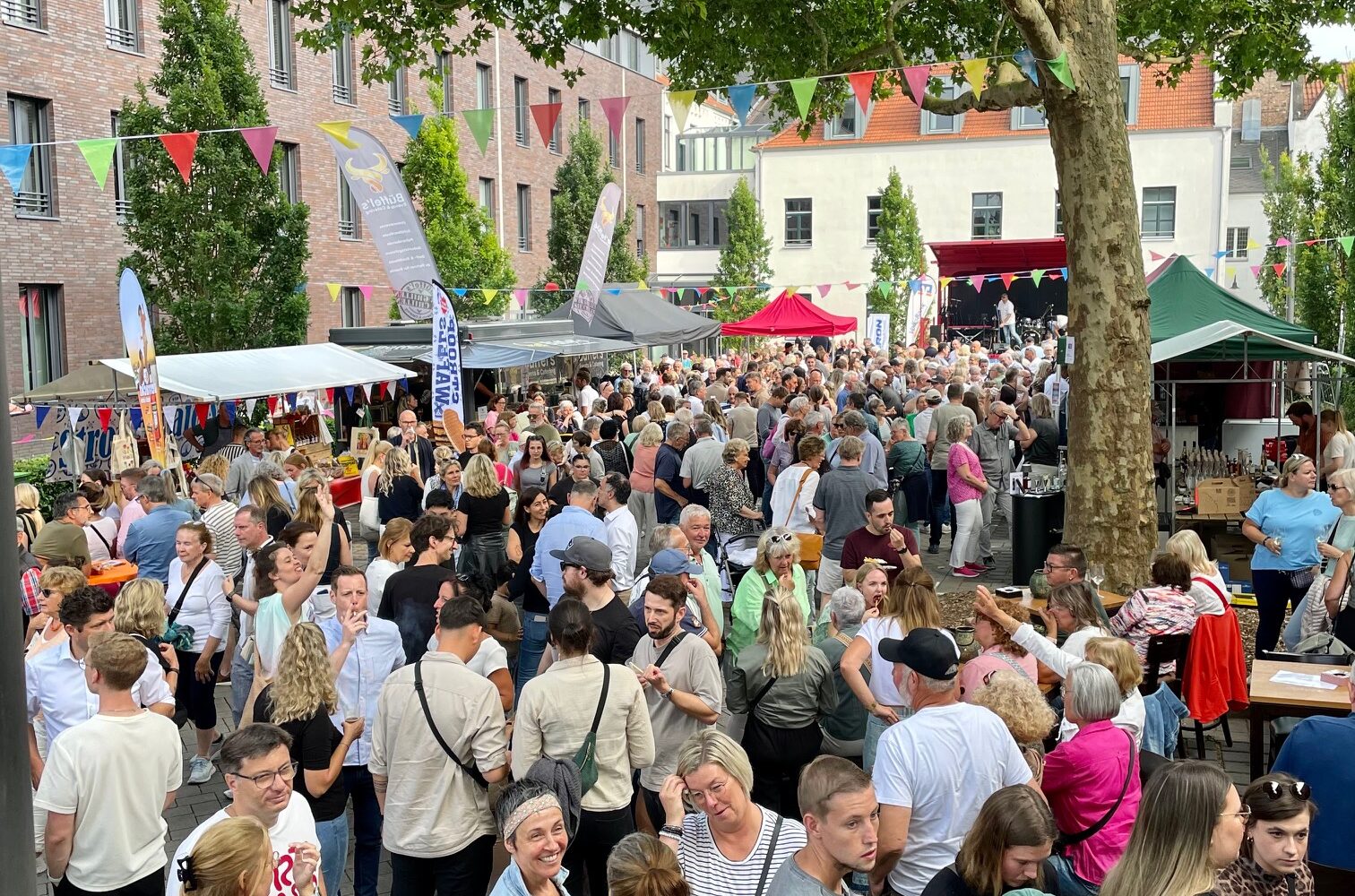 Viele Menschen auf einem Platz vor einem Gebäude.