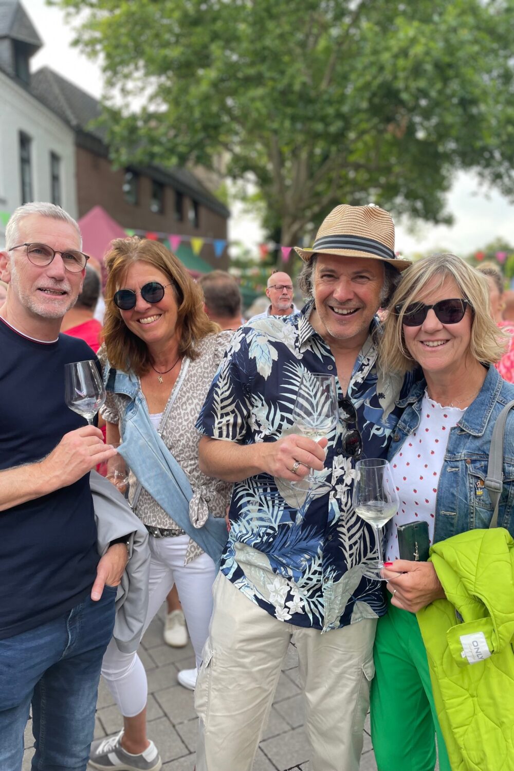 Vier Menschen lachen und feiern.