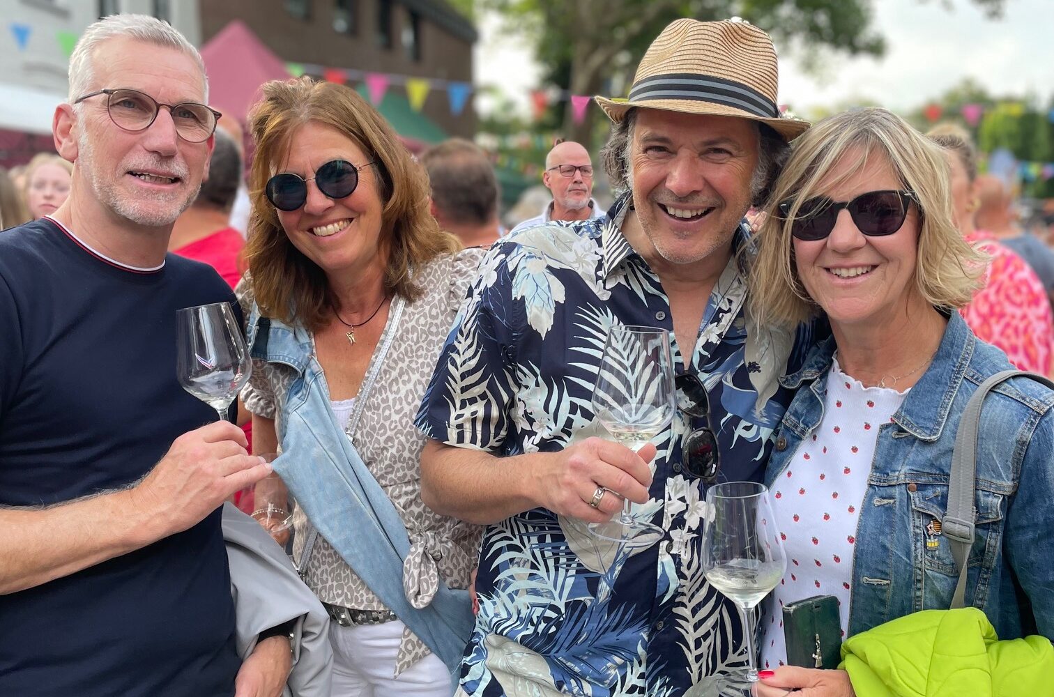 Vier Menschen lachen und feiern.