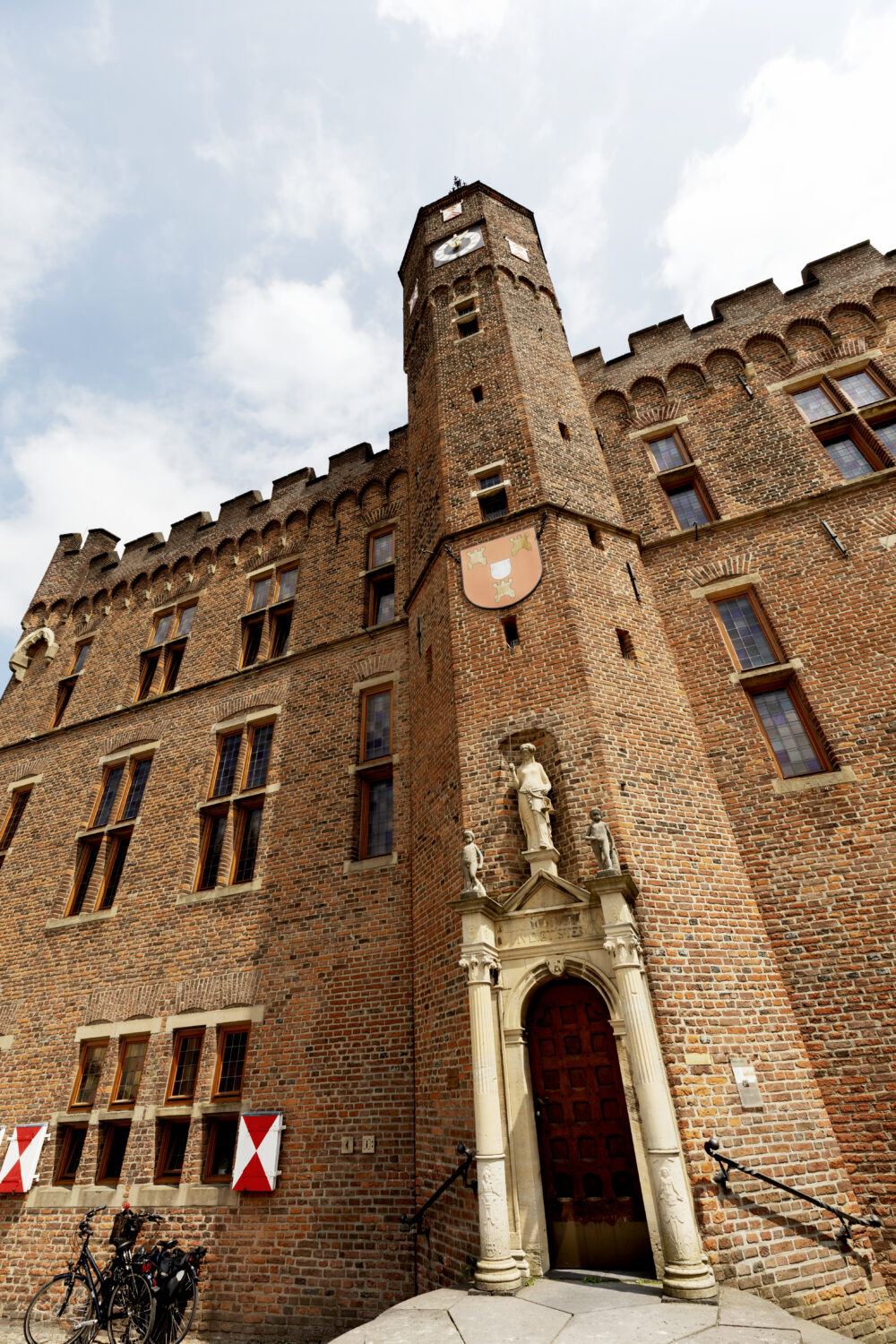 Spätgotisches Backstein-Rathaus in Kalkar mit Renaissanceportal und Figur der Justicia.