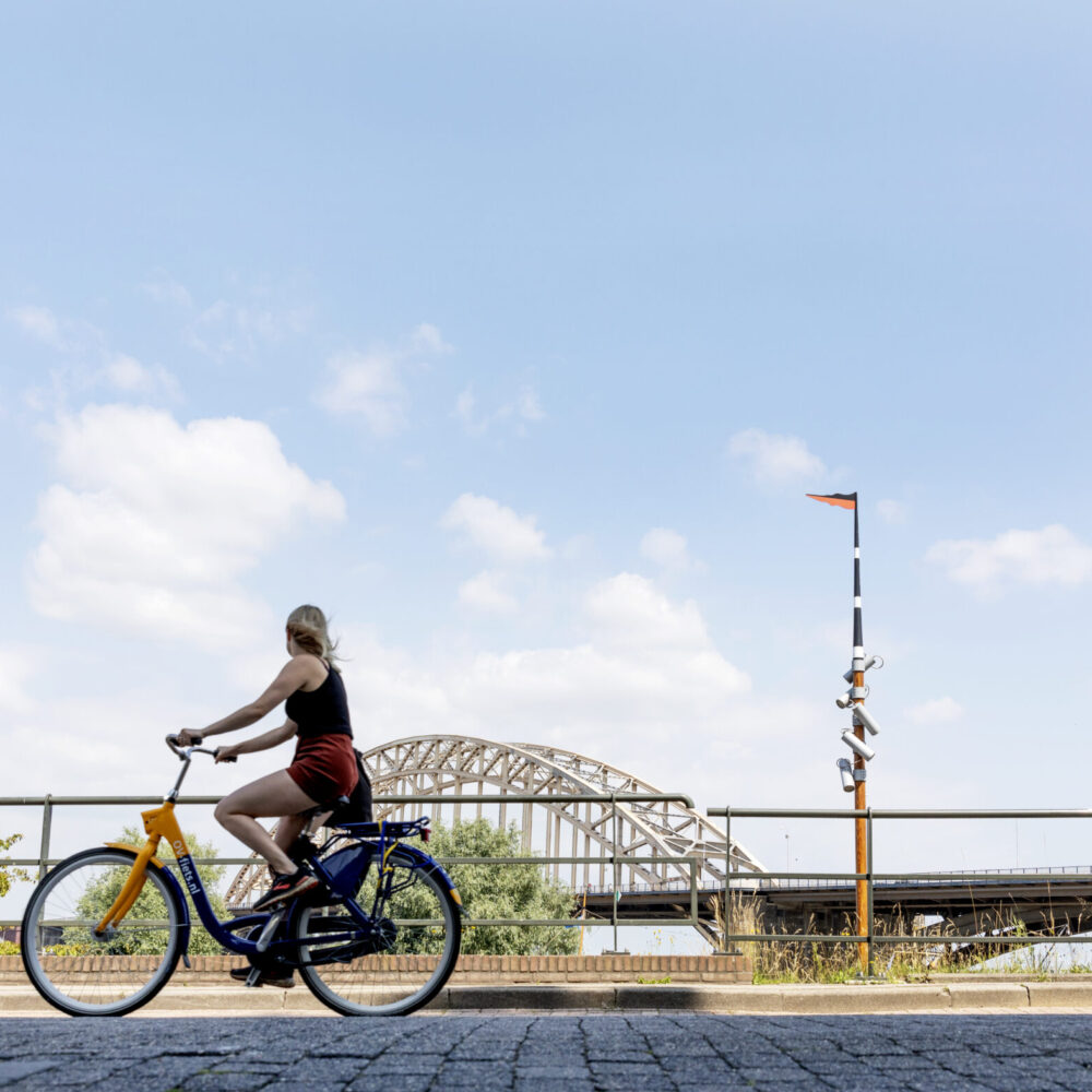 Fahrradfahrerin auf der Via Romana Strecke in Nijmegen