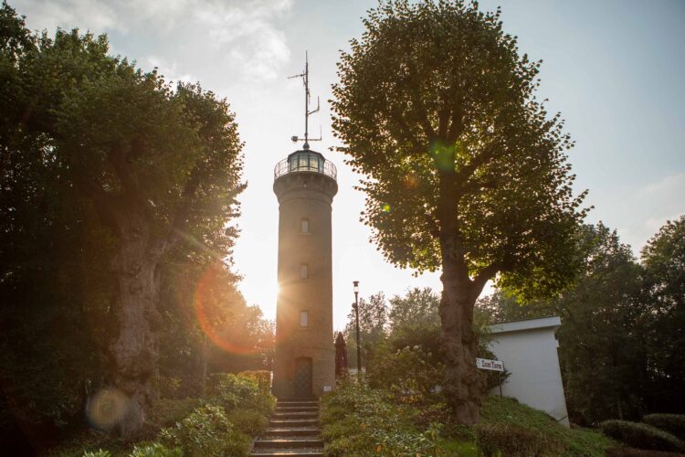 Aussichtsturm in der Abendsonne