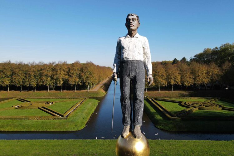 Eiserne Mann, Figur mit weißem Hemd und schwarzer Hose