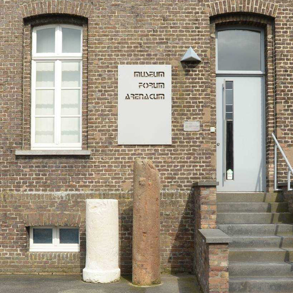 Eingang zum Museum Forum Arenacum mit großem Schild und zwei römischen Säulen