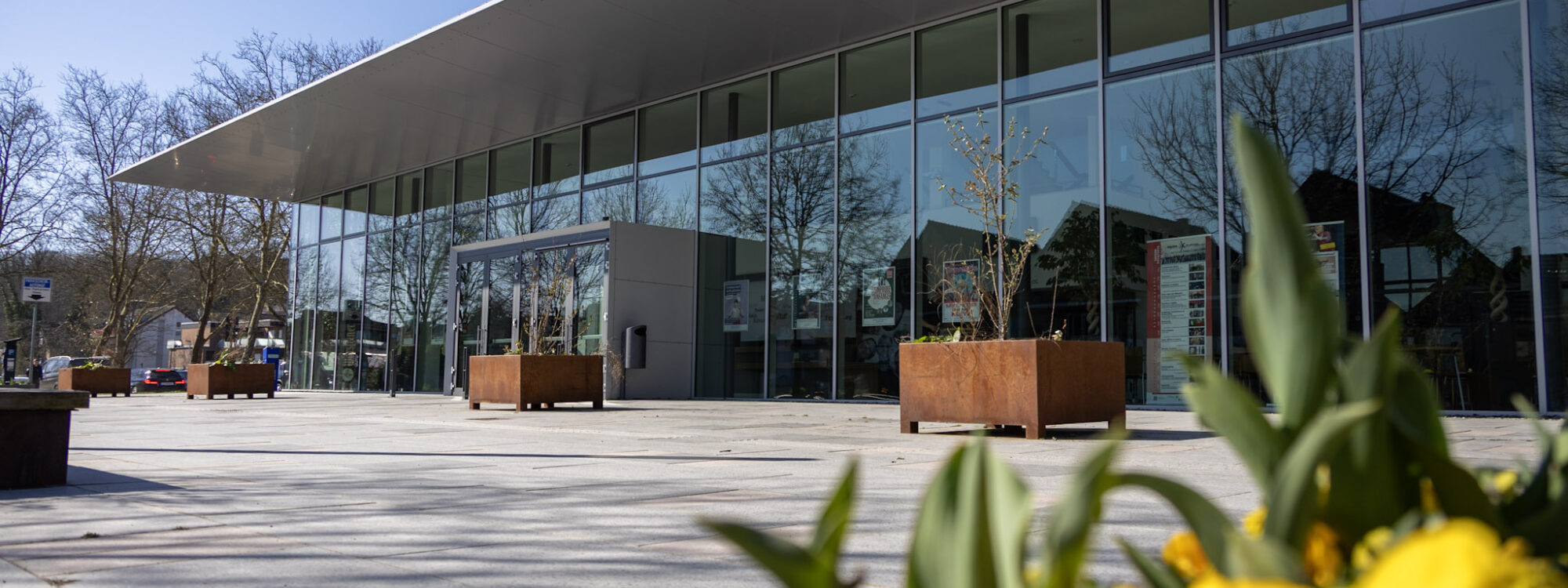 Gebäude, Stadthalle, Blumenkästen vor dem Eingang