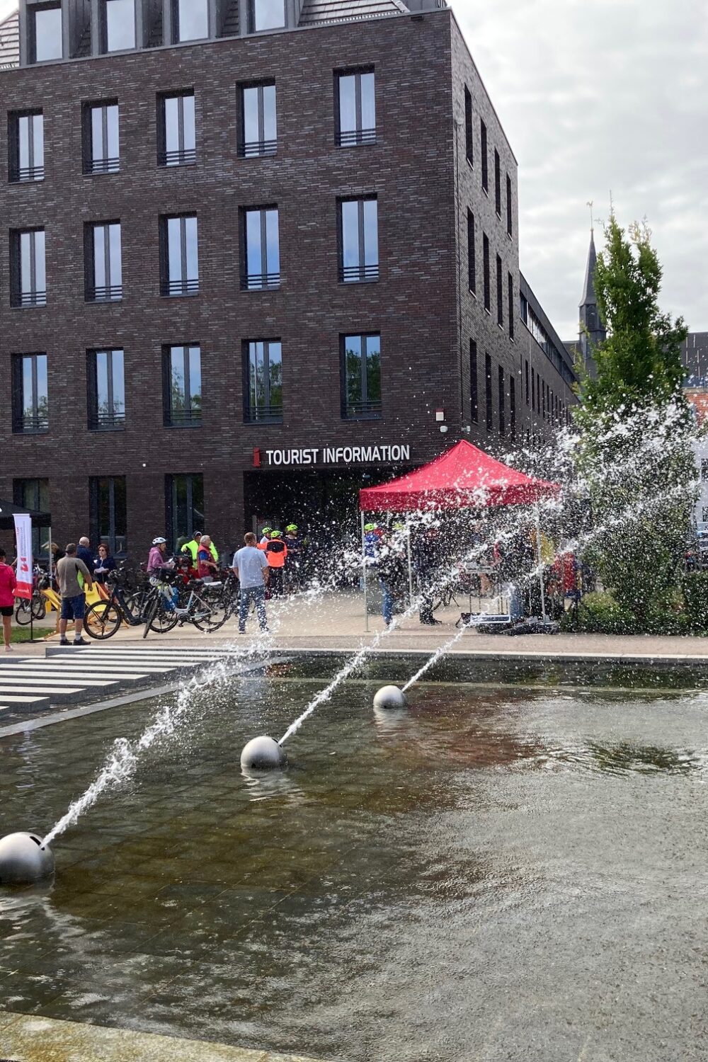 Wasserspiel vor einem großen Gebäude
