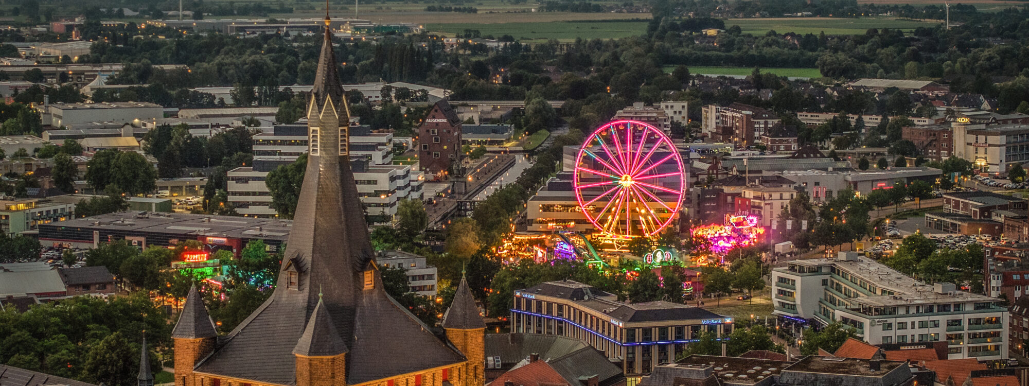 Beleuchtete Burgturm und beleuchtetes Riesenrad.