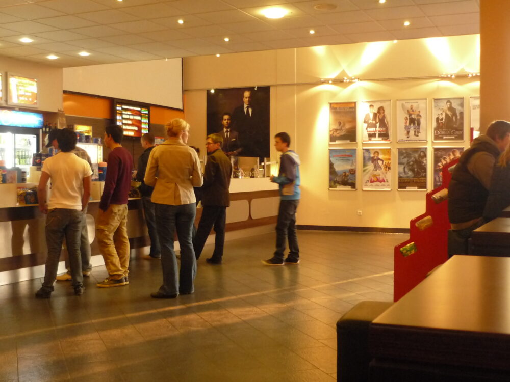 Foyer mit Gästen im Klever Kino