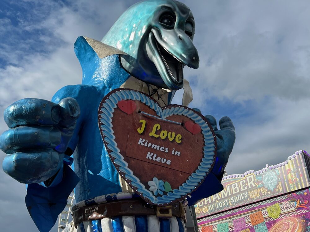 Figur mit Herz I love Kirmes in Kleve