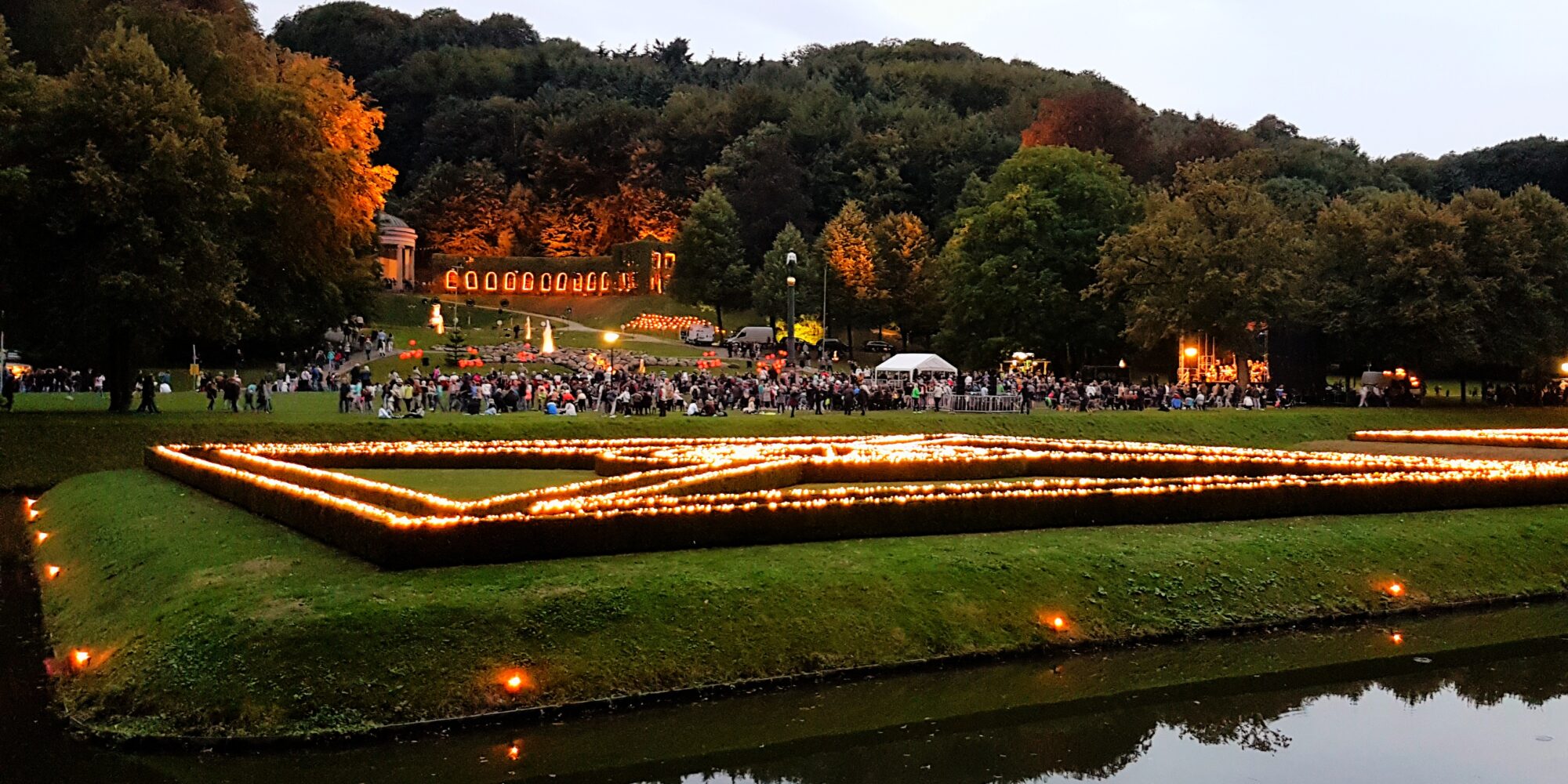 Beleuchtete Gartenanlagen beim Klever Lichterfest