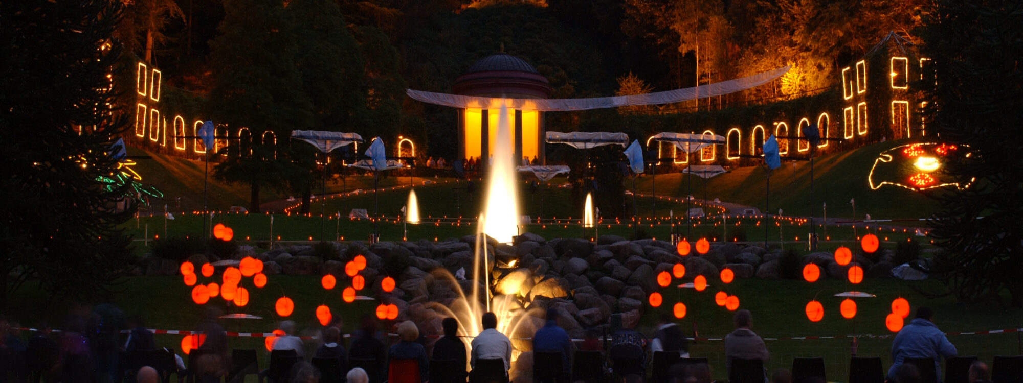 Beleuchtete Gartenanlagen beim Klever Lichterfest