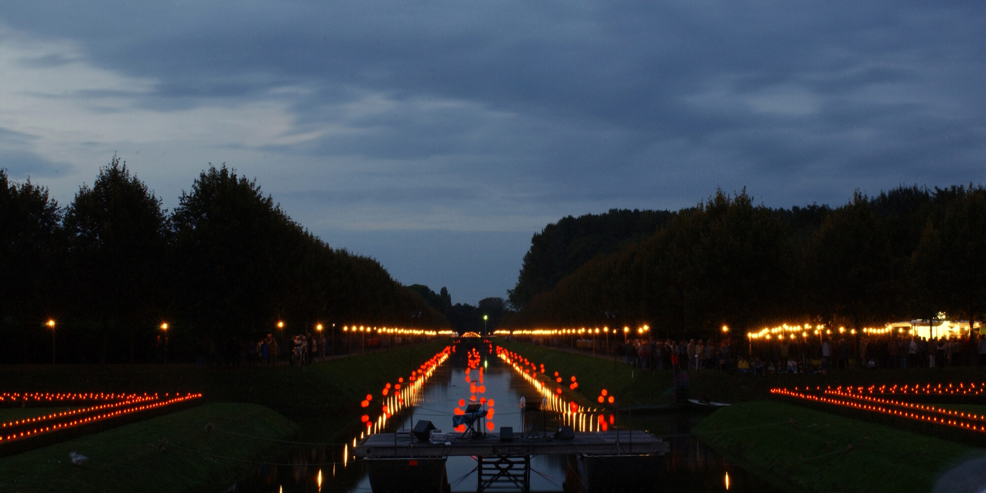Beleuchtete Gartenanlagen beim Klever Lichterfest