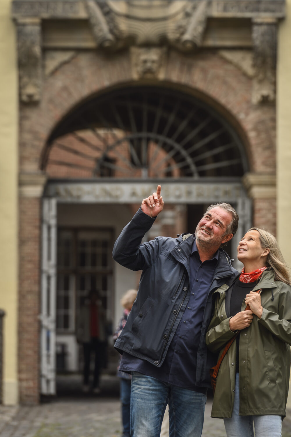 Eine Frau und ein Mann besichtigen eine Burg.