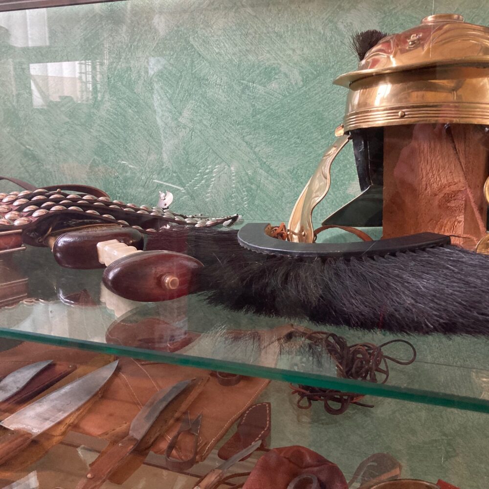 Vitrine mit römischen Artefakten im Museum Forum Arenacum