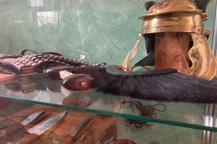 Vitrine mit römischen Artefakten im Museum Forum Arenacum