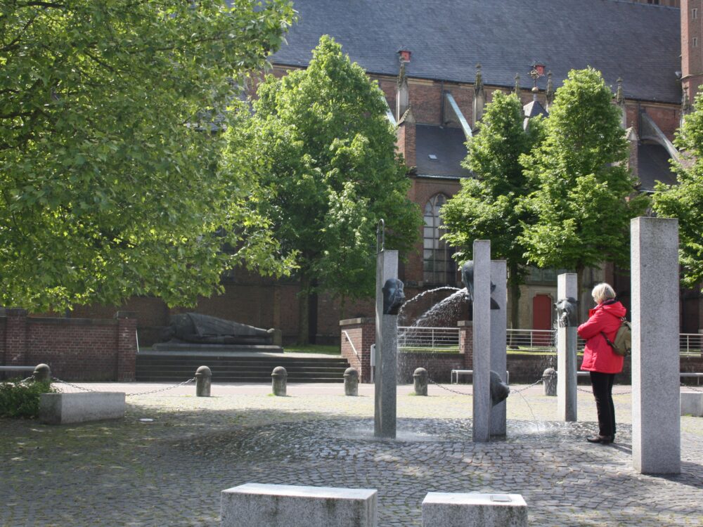 Wasserspeiende Köpfe an Steinsäulen sind die Markenzeichen des Narrenbrunnens.