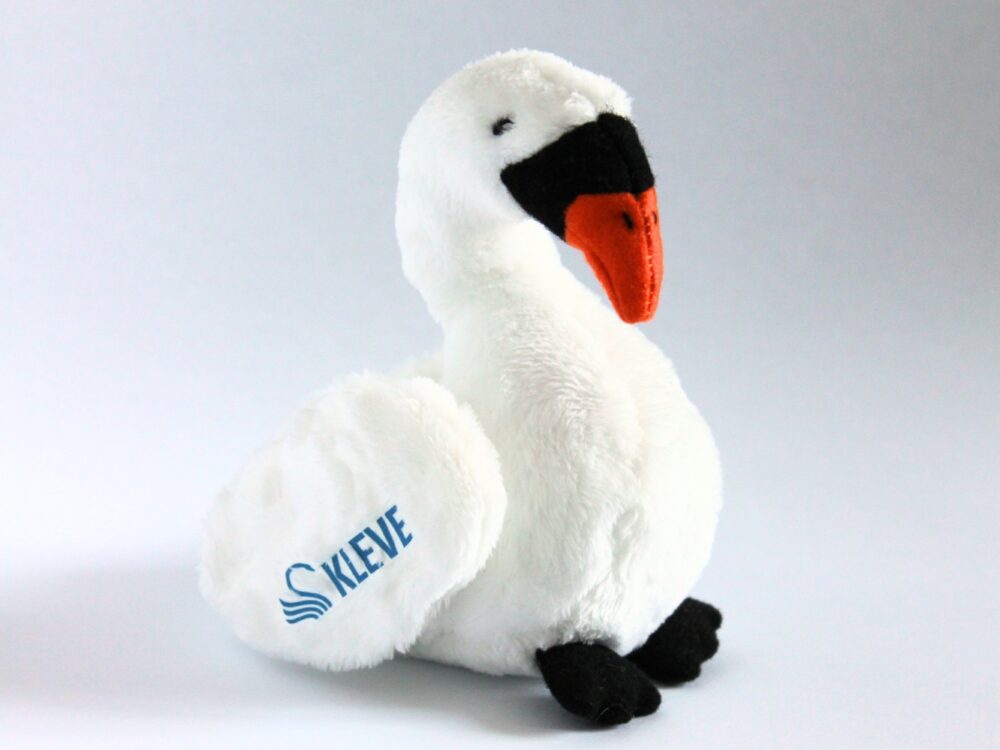 Der süße, flauschige Plüschschwan mit Kleve-Logo ist das perfekte Mitbringsel für Kinder!