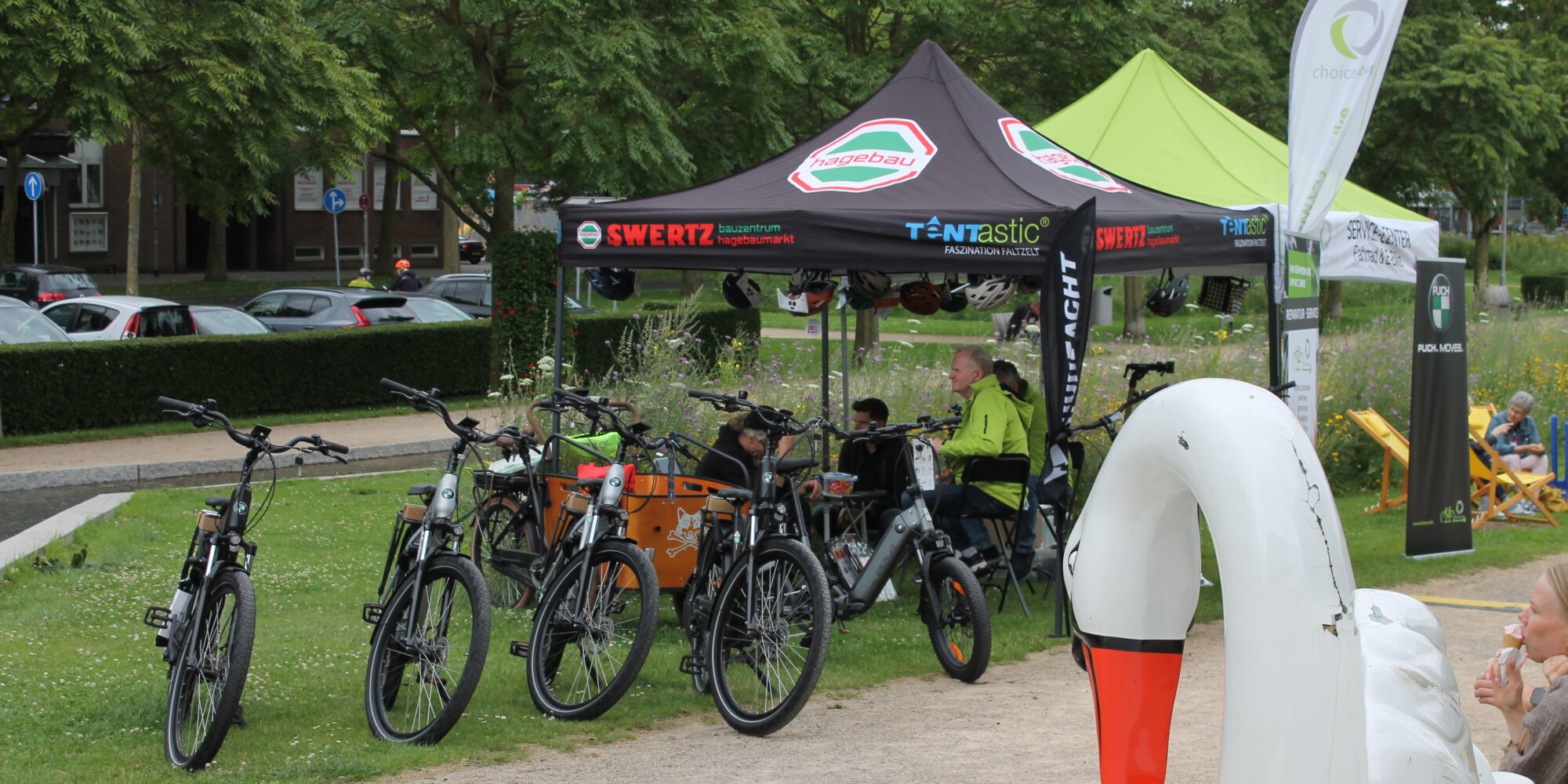 Fahrräder und Pavillions auf einer Wiese