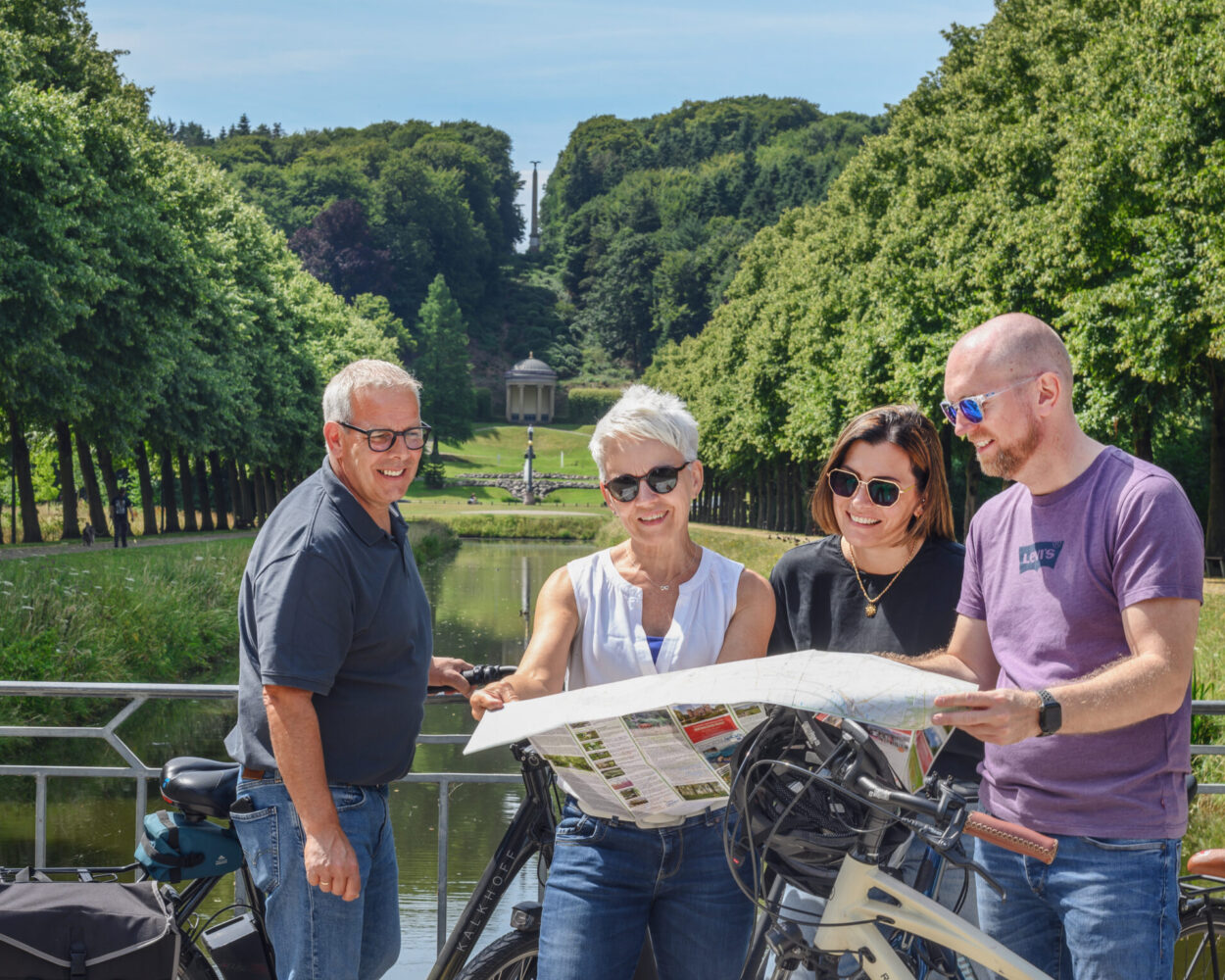 Radfahrer schauen sich eine Fahrradroute auf einer Karte an