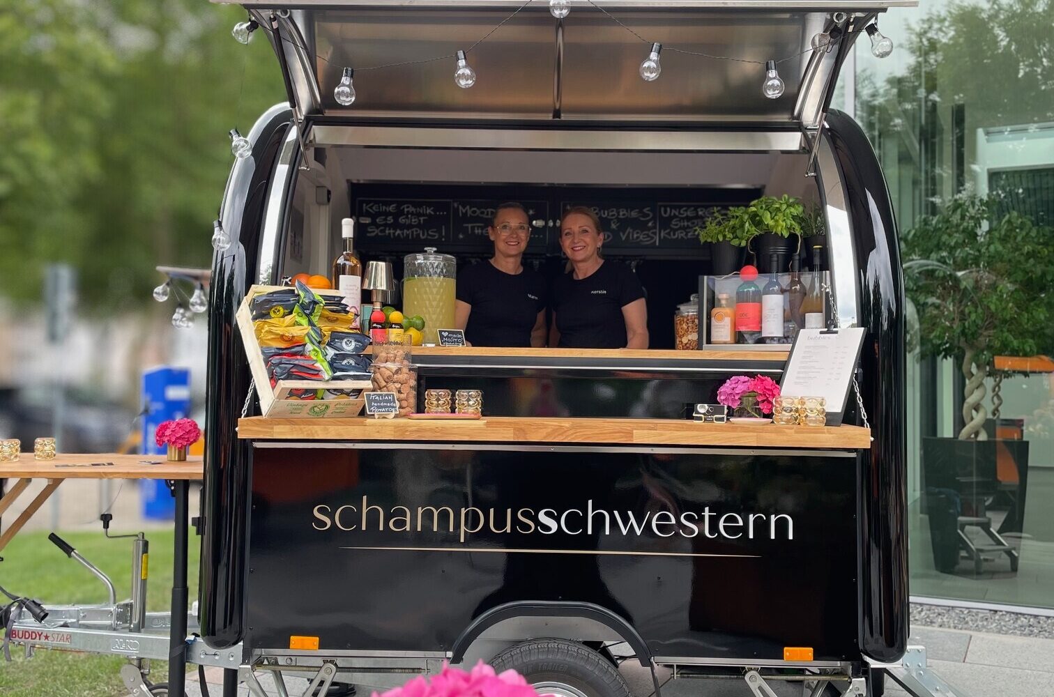 Aufklappbarer Truck mit Verkaufsfläche und zwei Frauen beim After Work Weinfest Spoyschicht