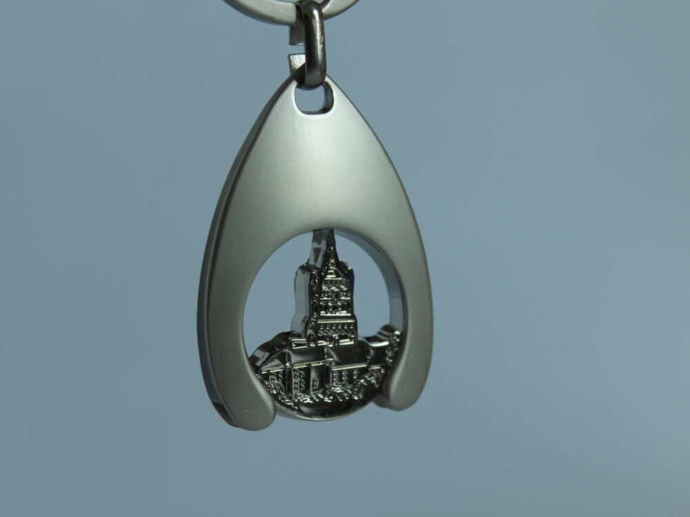 Silberner Schlüsselanhänger mit Einkaufschip in Form der Schwanenburg