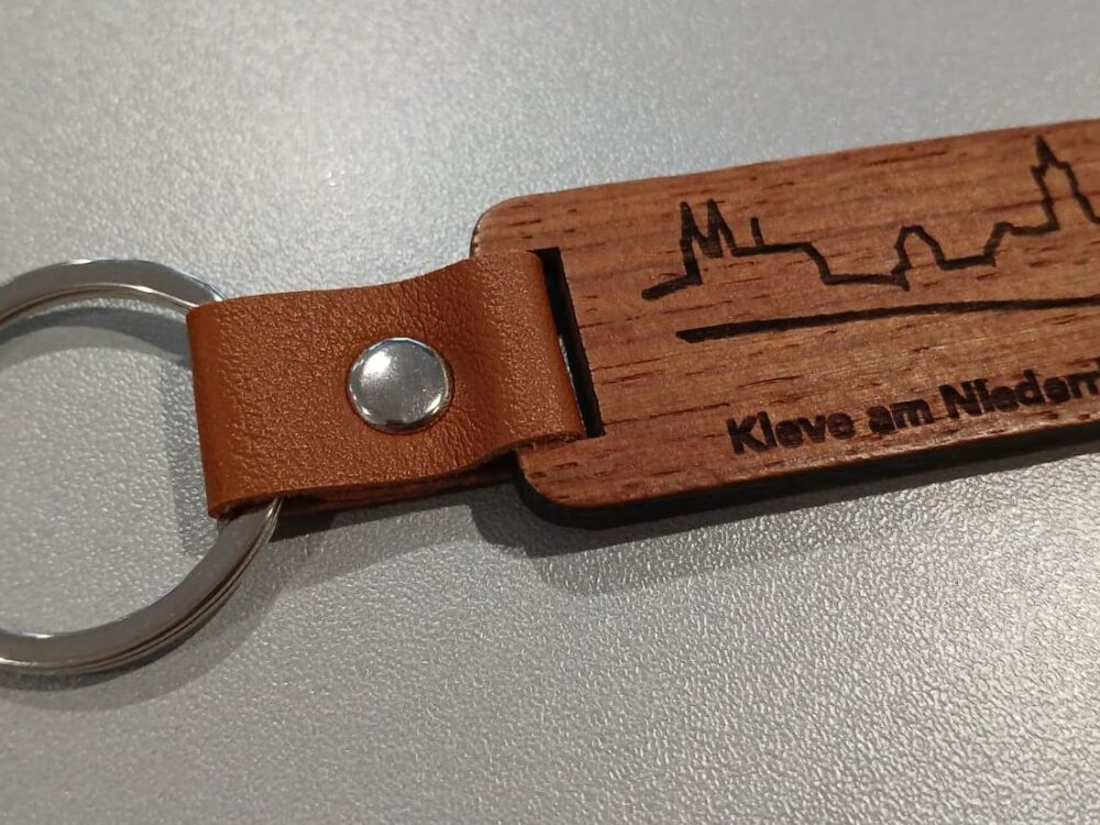 Schlüsselanhänger aus Holz mit der Silhouette von Kleve und einem Schriftzug