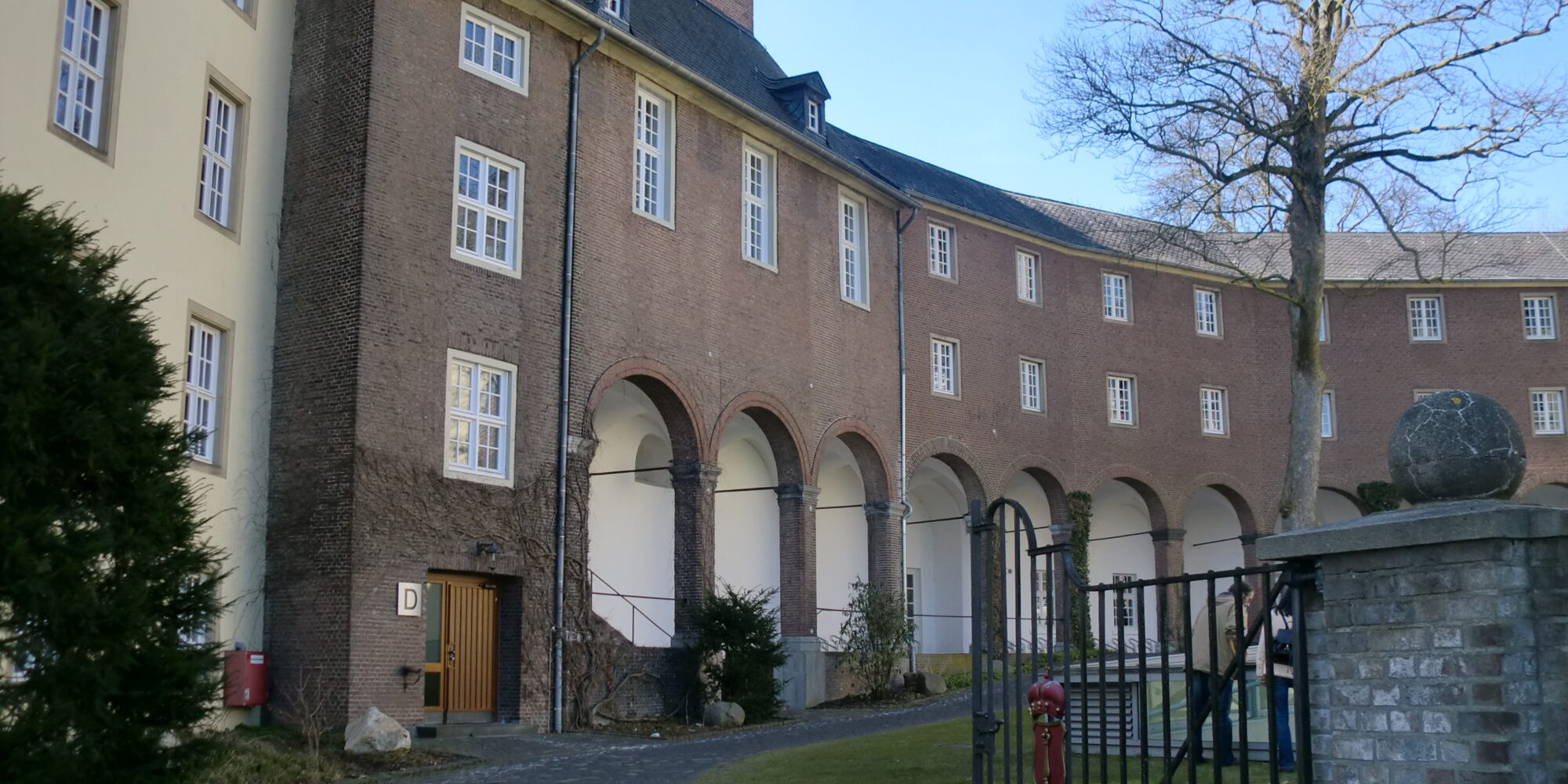 Teil des Innenhofs der Schwanenburg mit Laubengang