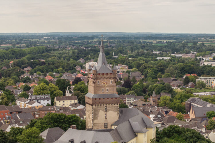 Blick aus der Luft auf die Schwanenburg inmitten der Stadt Kleve mit Bäumen im Vordergrund
