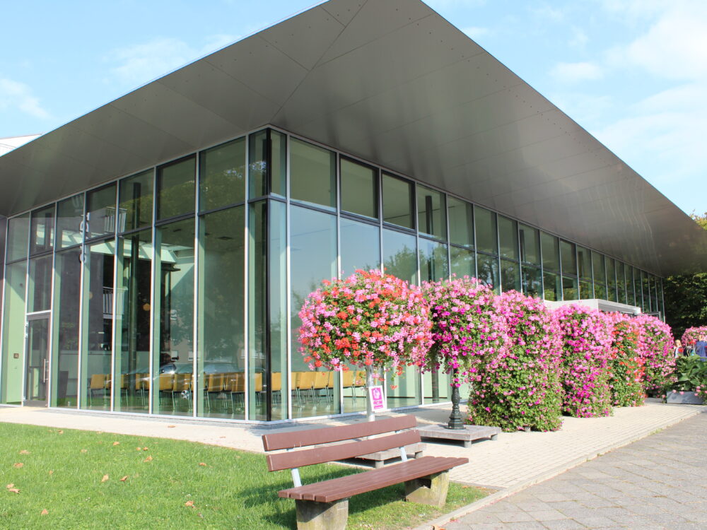 Gebäude mit Blumen vor dem Eingang