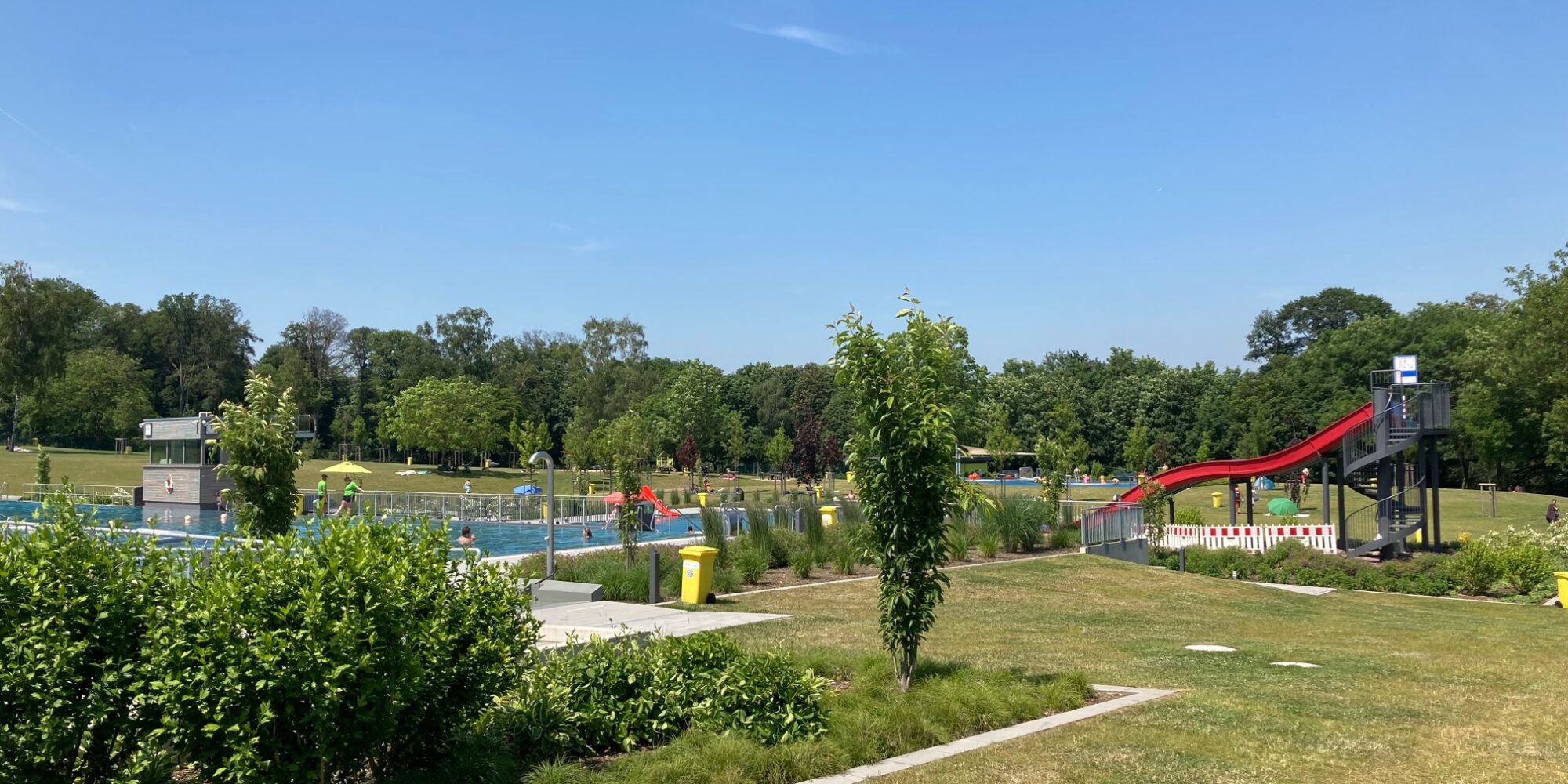 Wasserspaß in Kleve. Freibad mit roter Rutsche