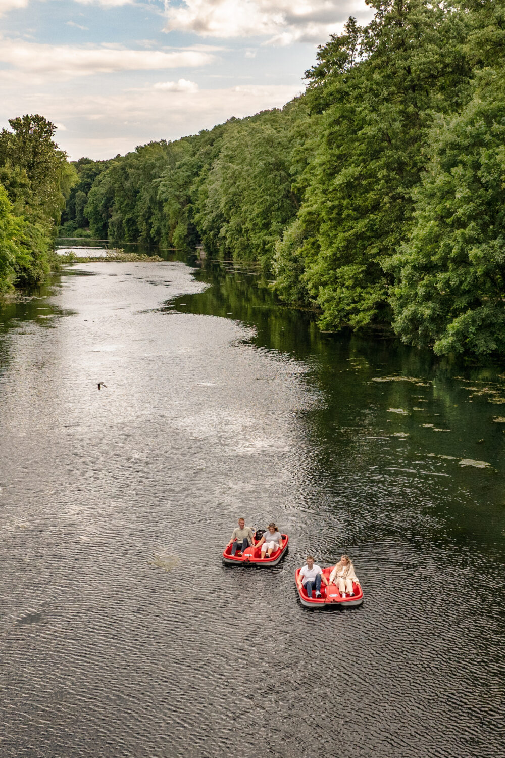 Luftaufnahme Kermsidahl mit zwei roten Treetbooten, in den Treetbooten sitzt jeweils ein Mann und eine Frau