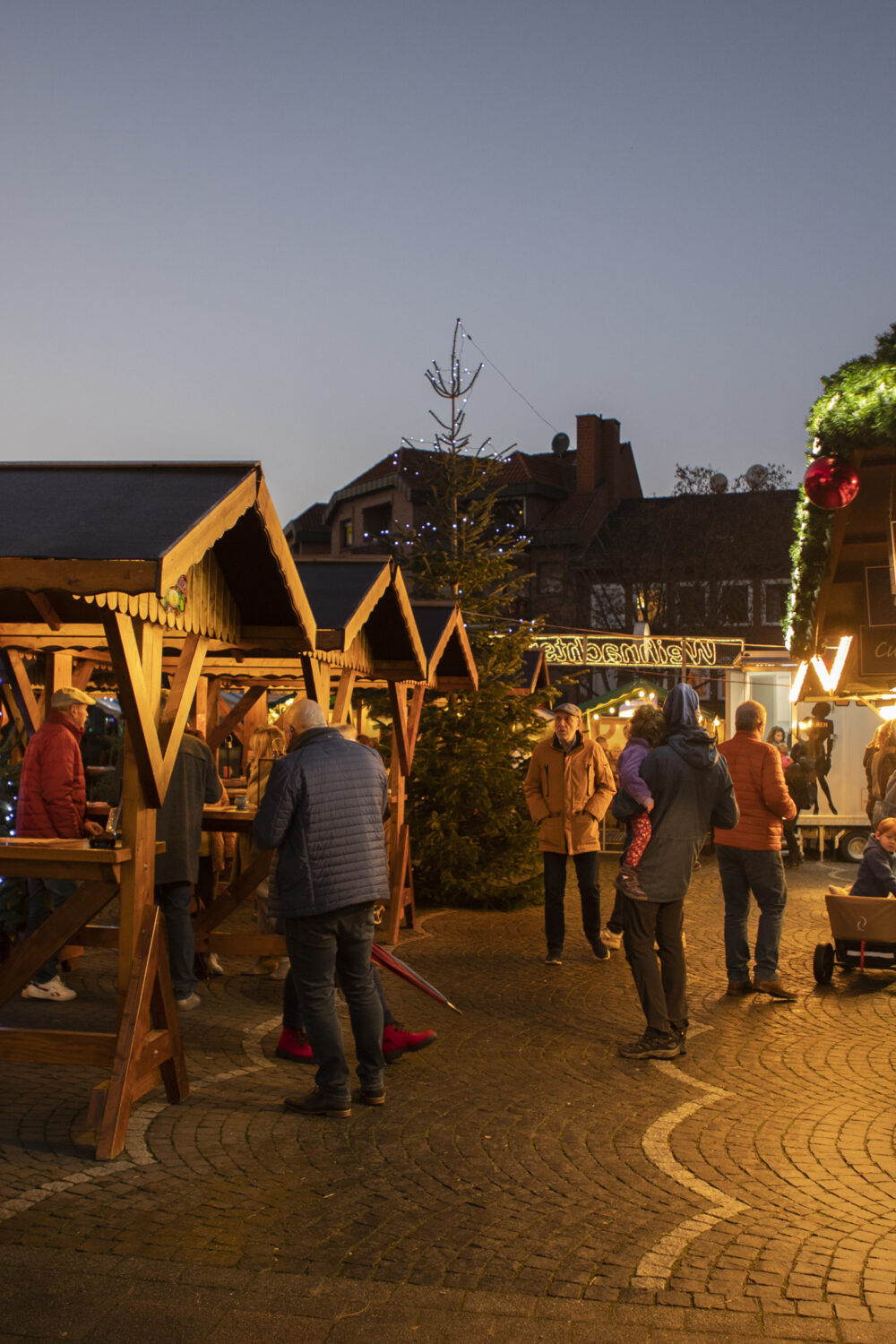 Beleuchtete Buden auf dem Klever Weihnachtsmarkt