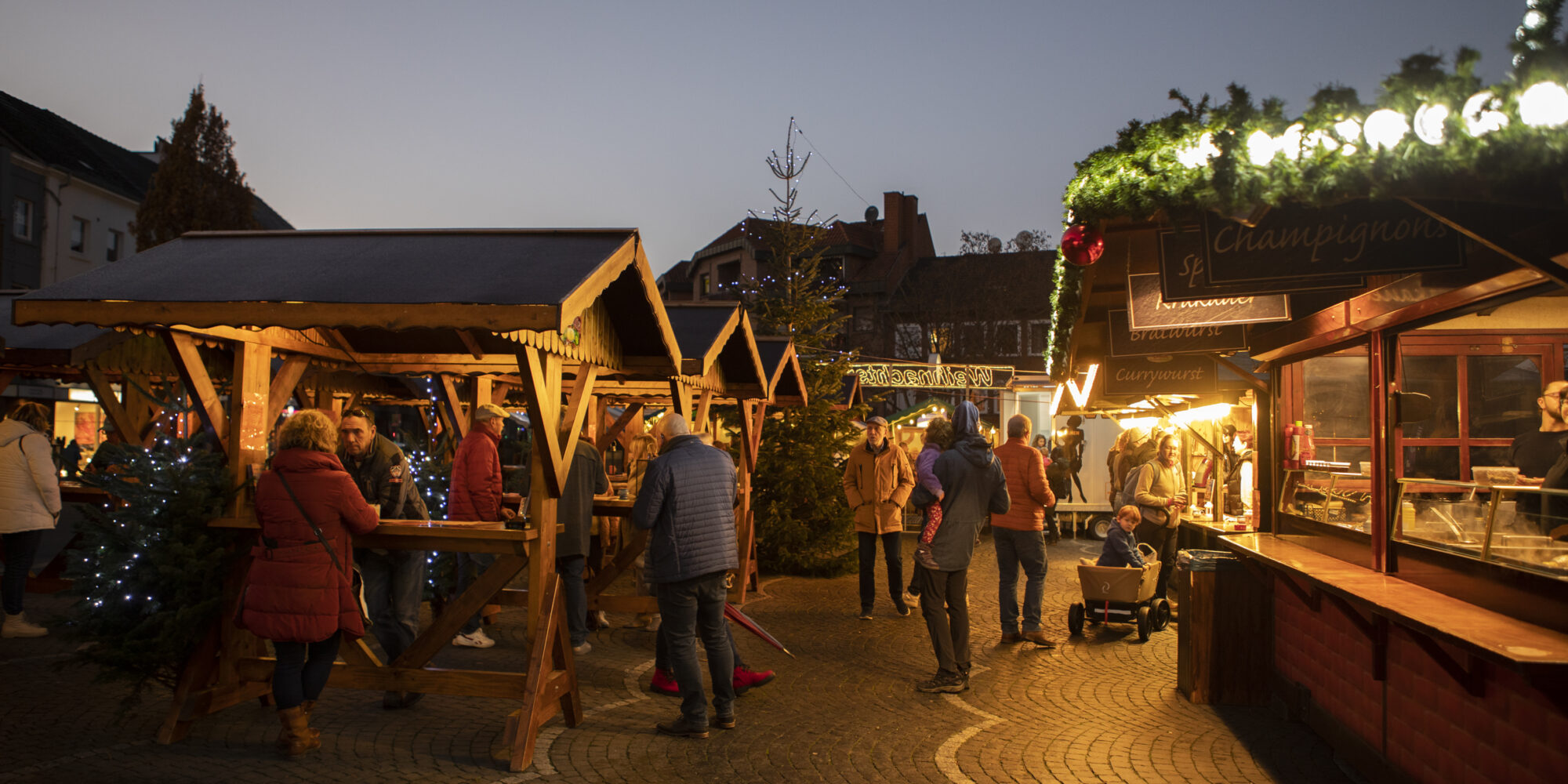 Beleuchtete Buden auf dem Klever Weihnachtsmarkt
