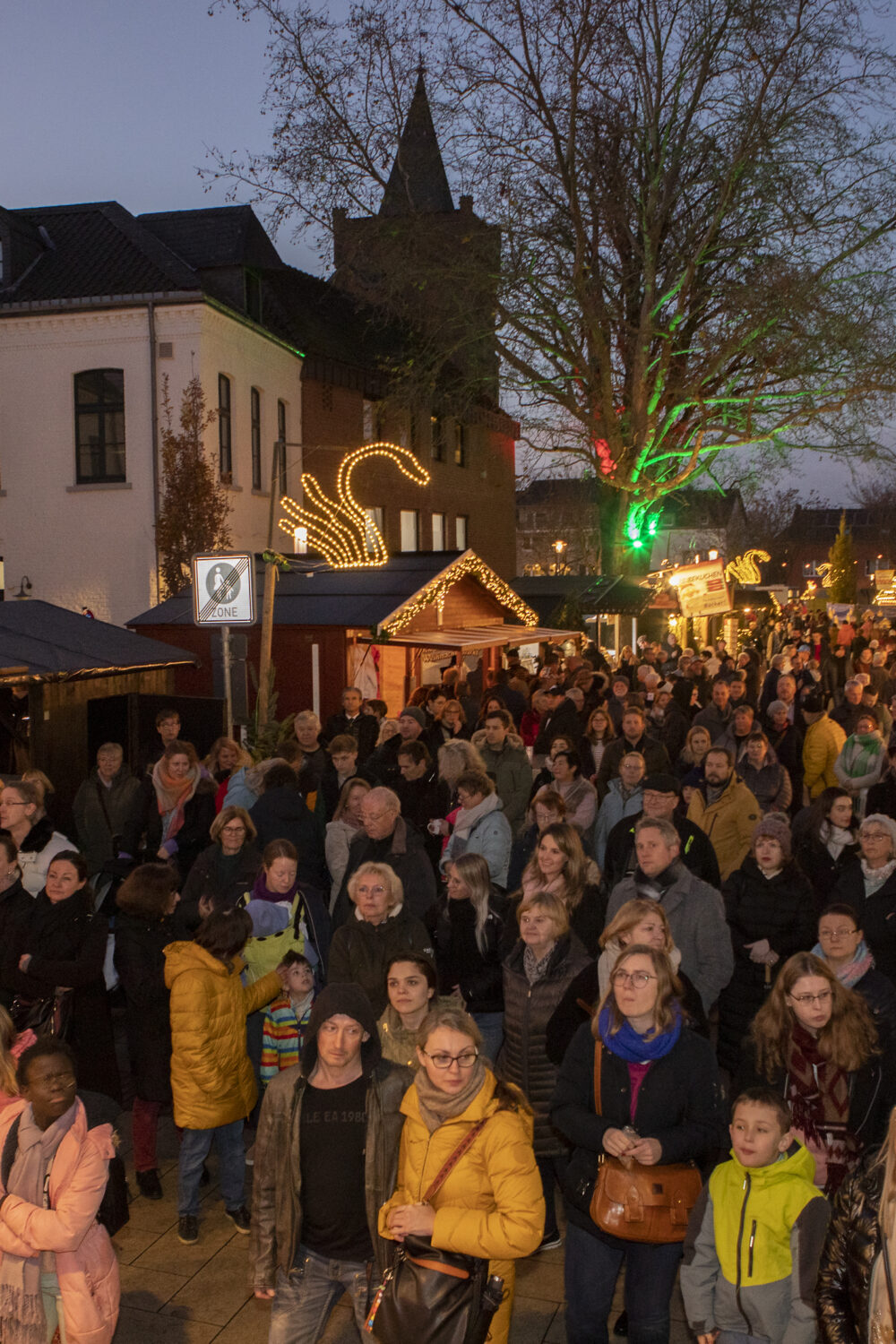 Viele Menschen auf dem Weihnachtsmarkt in Kleve