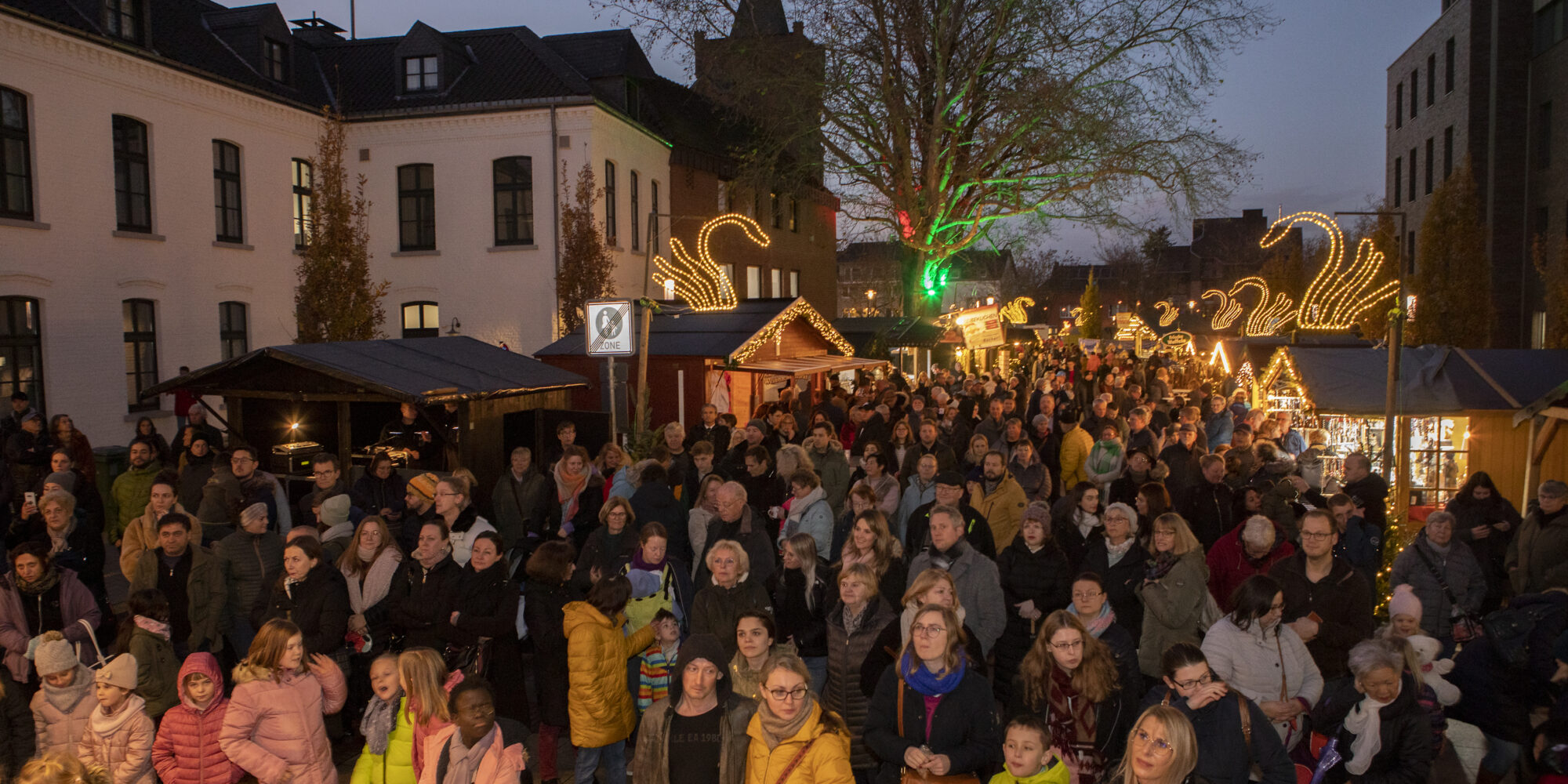 Viele Menschen auf dem Weihnachtsmarkt in Kleve