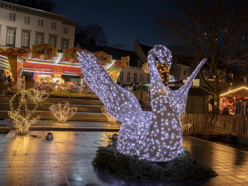 Leuchtener großer Schwan auf dem Klever Weihnachtsmarkt