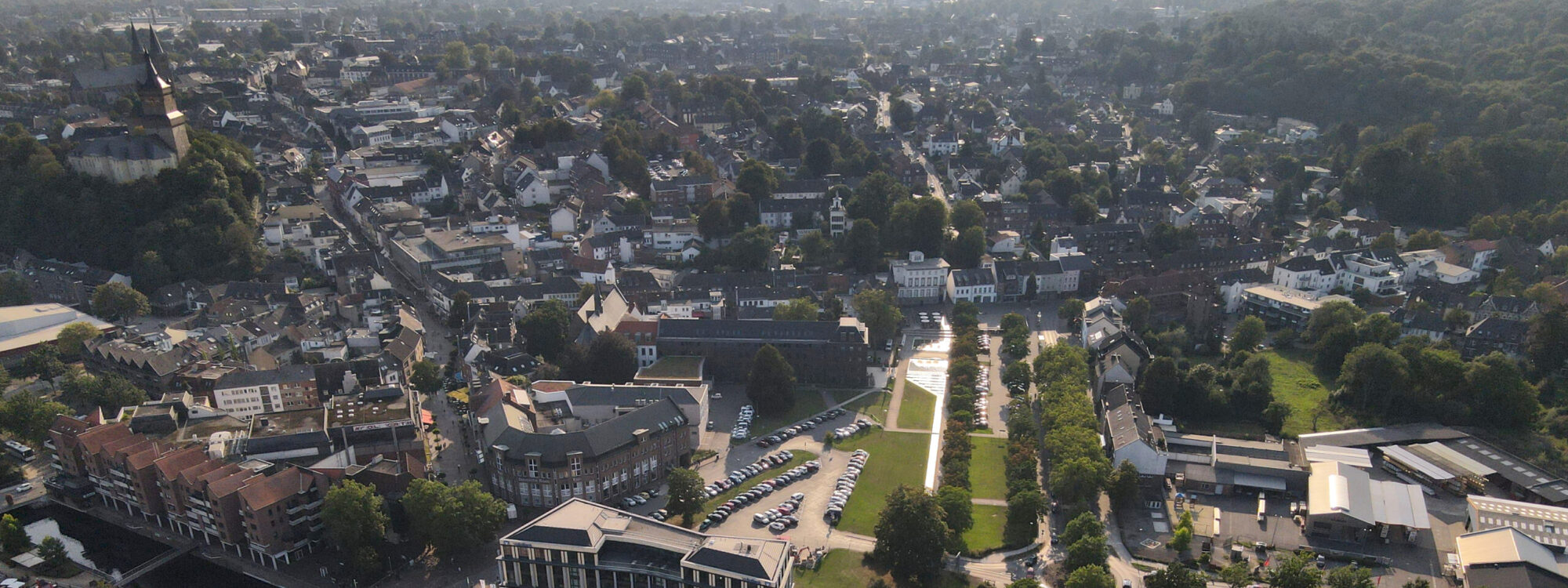 Luftaufnahme von Kleve mit dem Spoykanal, Brücke, mehreren Gebäuden, Parkflächen und Straßen mit parkenden Autos
