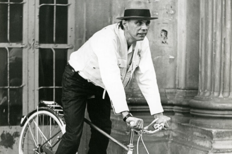Joseph Beuys auf einem Fahrrad