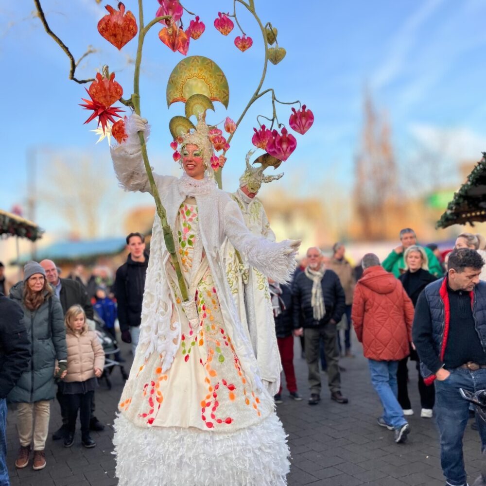Kostümoerte Stelzenläuferin beim Klever Stadtfest