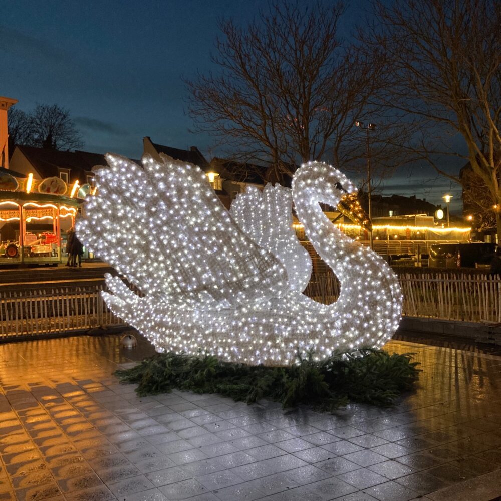 Beleuchtet Schwanfigur auf dem Weihnachtsmarkt in Kleve