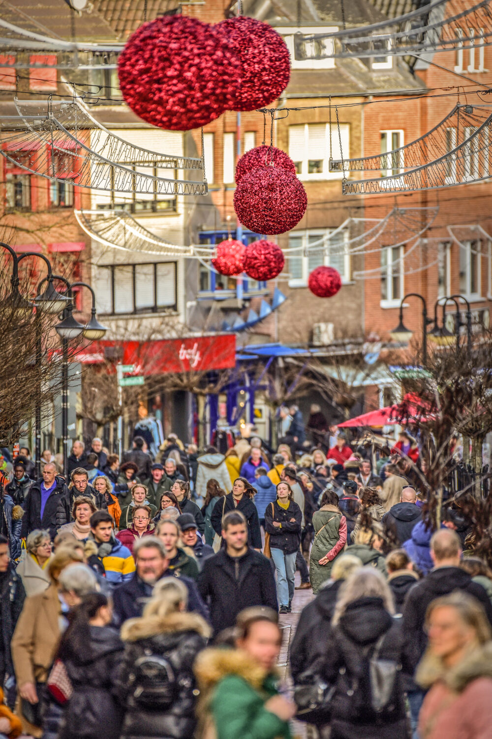 Viele Menschen in einer Innnestadt mit Weihnachtsbeleuchtung