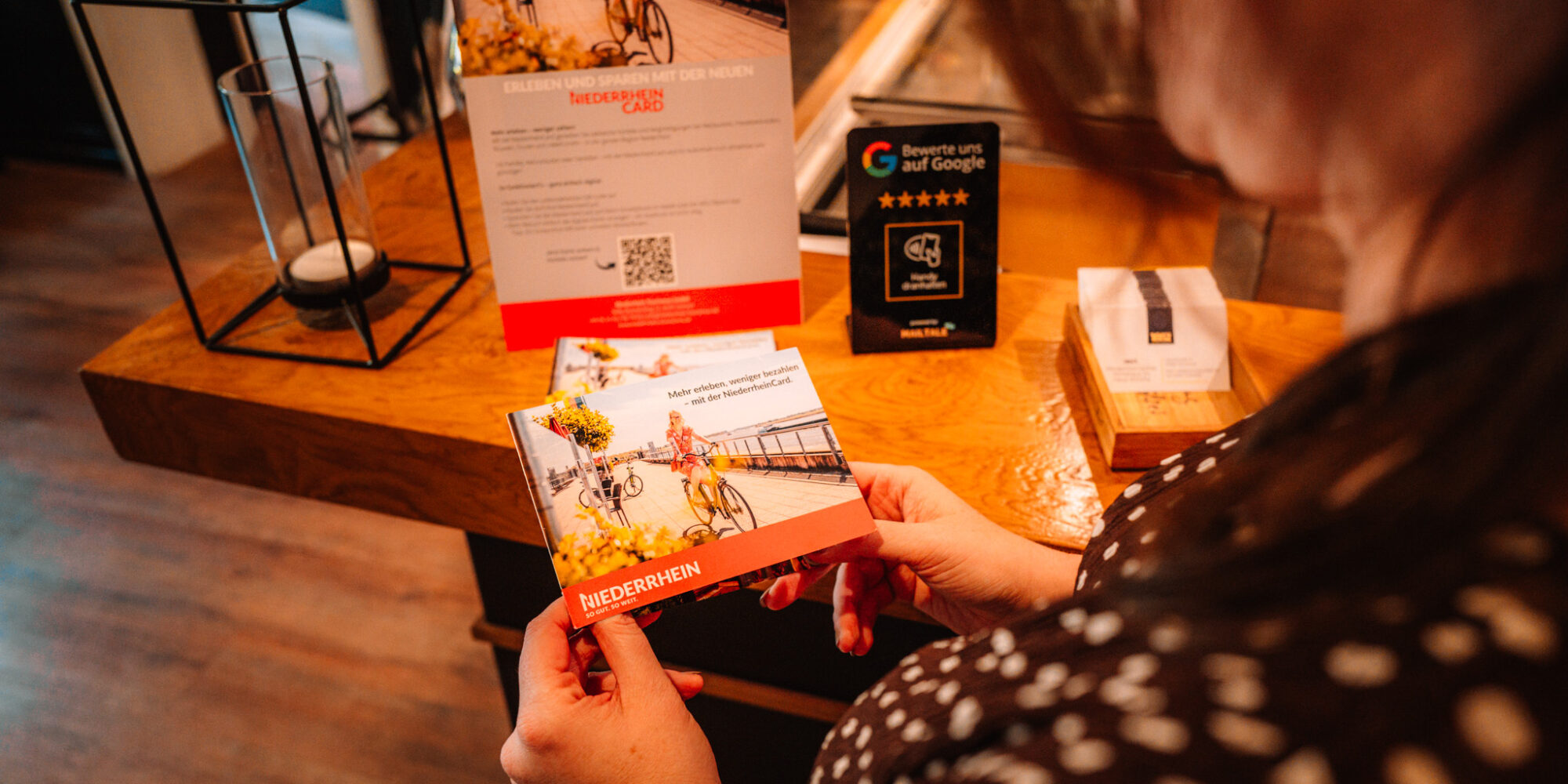Frau schaut sich die NiederrheinCard an